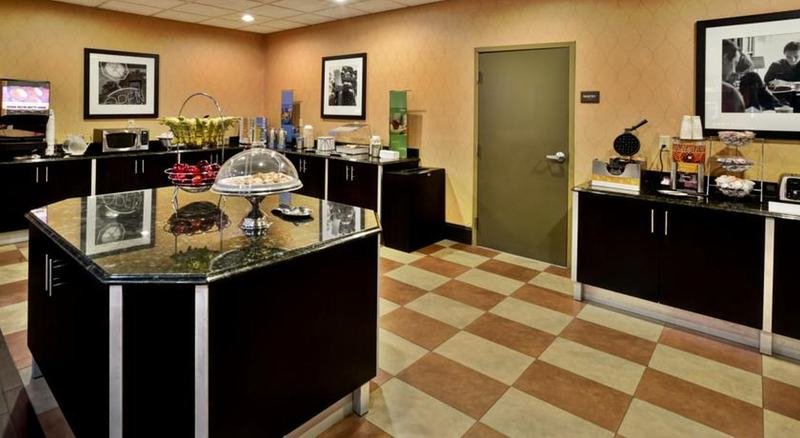 Фото Hampton Inn & Suites Richmond - Downtown