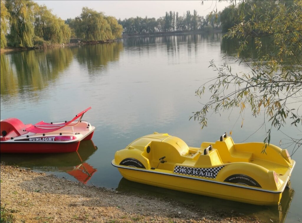 Водные велосипеды красножелктые