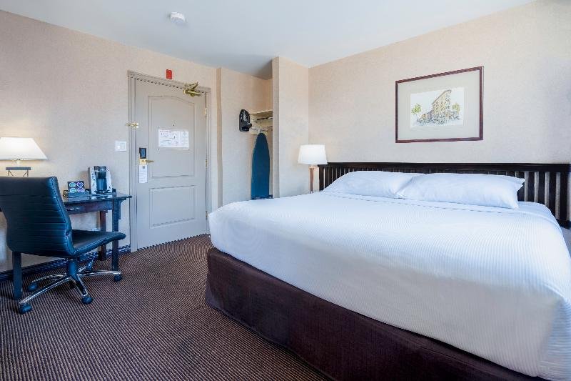 Фото Ramada Limited Downtown Vancouver