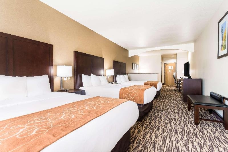 Фото Comfort Suites Portland Airport