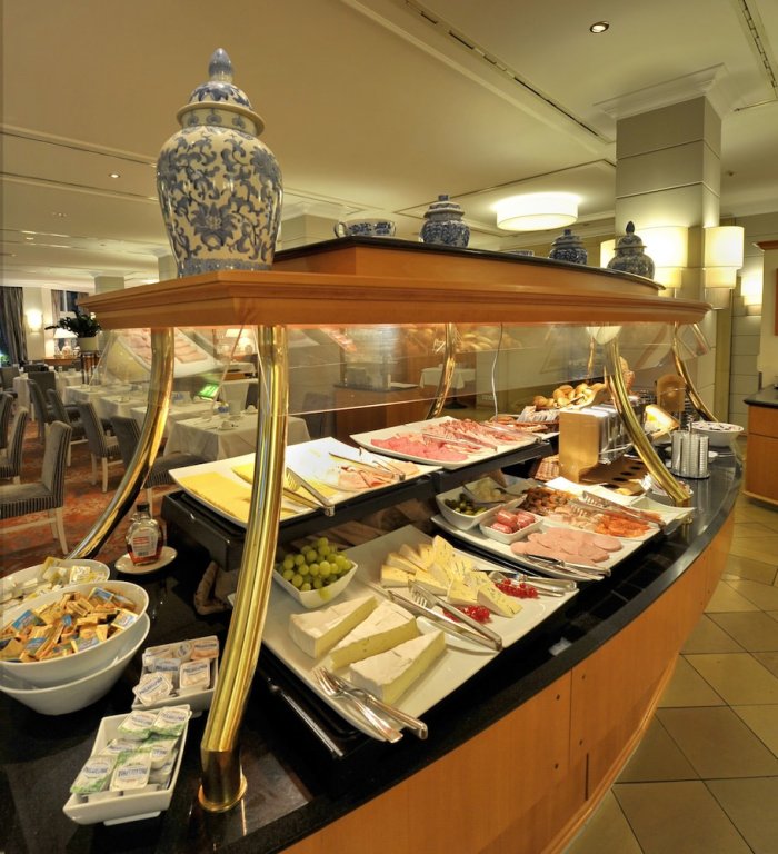 Фото Court Hotel