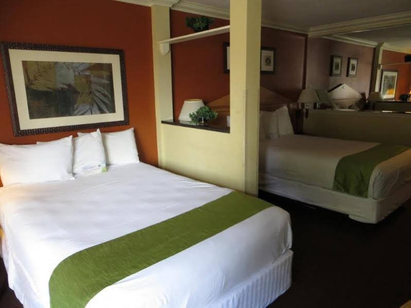 Фото Days Inn by Wyndham Kissimmee West