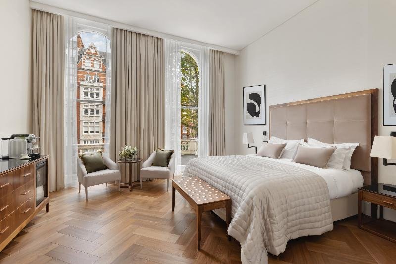 Фото The Queen’s Gate Hotel