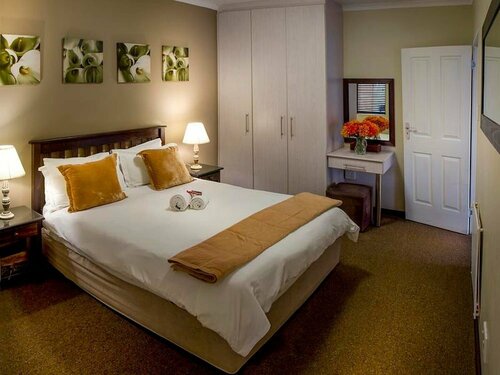 Гостиница Guest Lodge, Double bed and Sofa bed max 4 Guests, Near Port Elizabeth в Порт-Элизабет