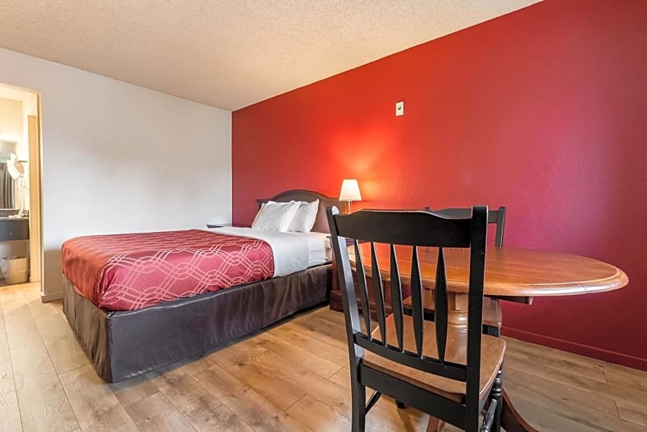 Фото Econo Lodge Near Bellevue Square