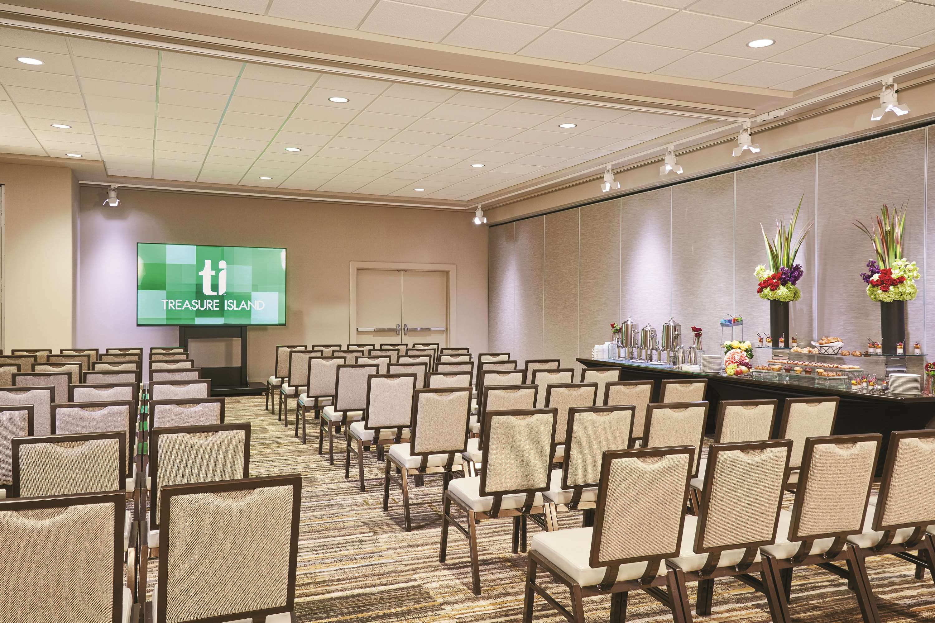 Фото Treasure Island - Ti Hotel & Casino, a Radisson Hotel