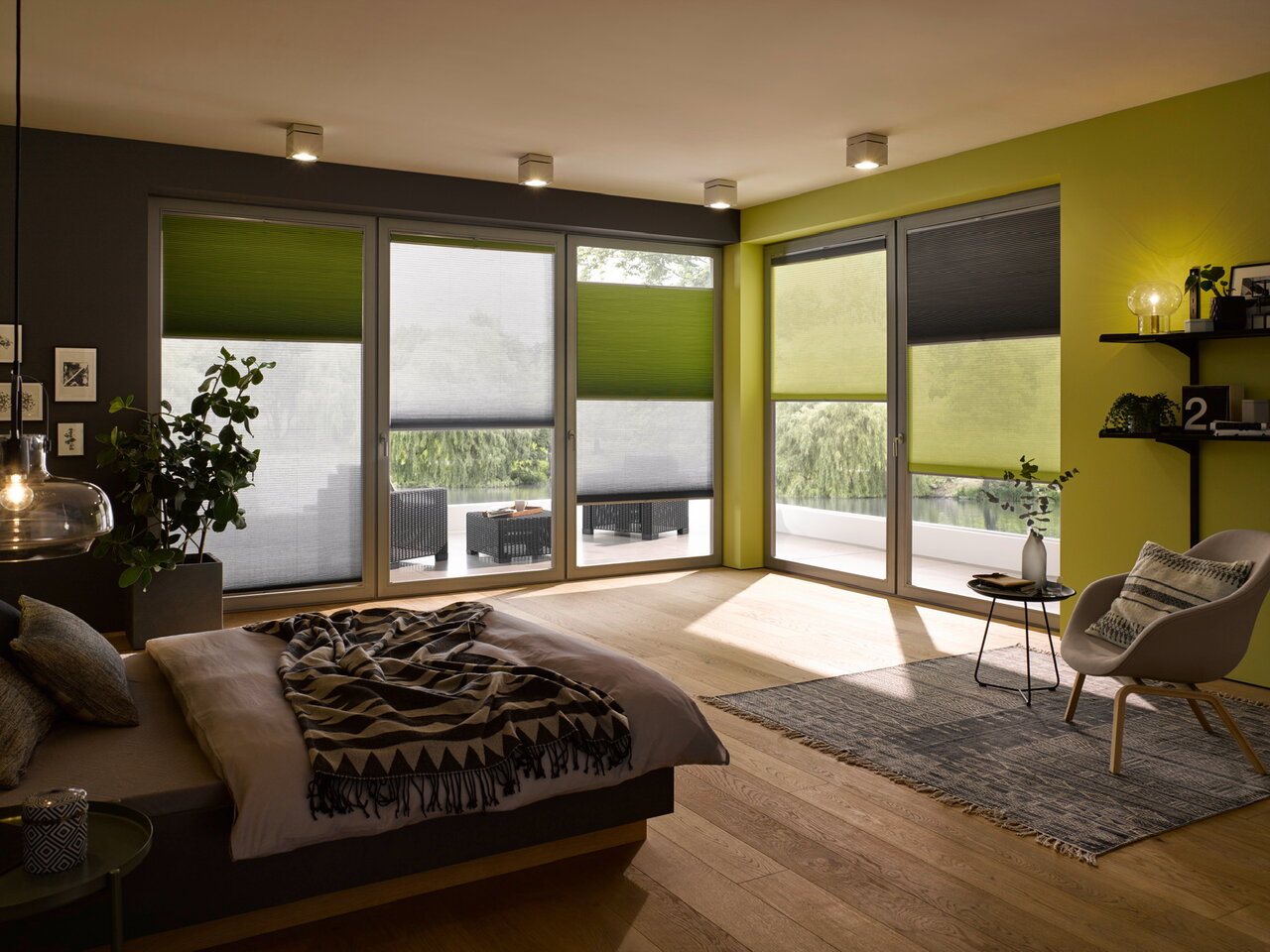 Зеленые жалюзи балконы и светлый цвет стен придают всей массе домов комфортный богатый вид