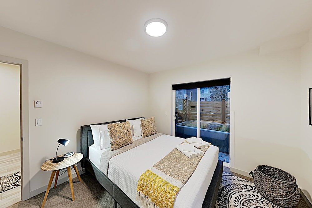 Фото New Listing! New-build Ballard: Rooftop Deck 4 Bedroom Home