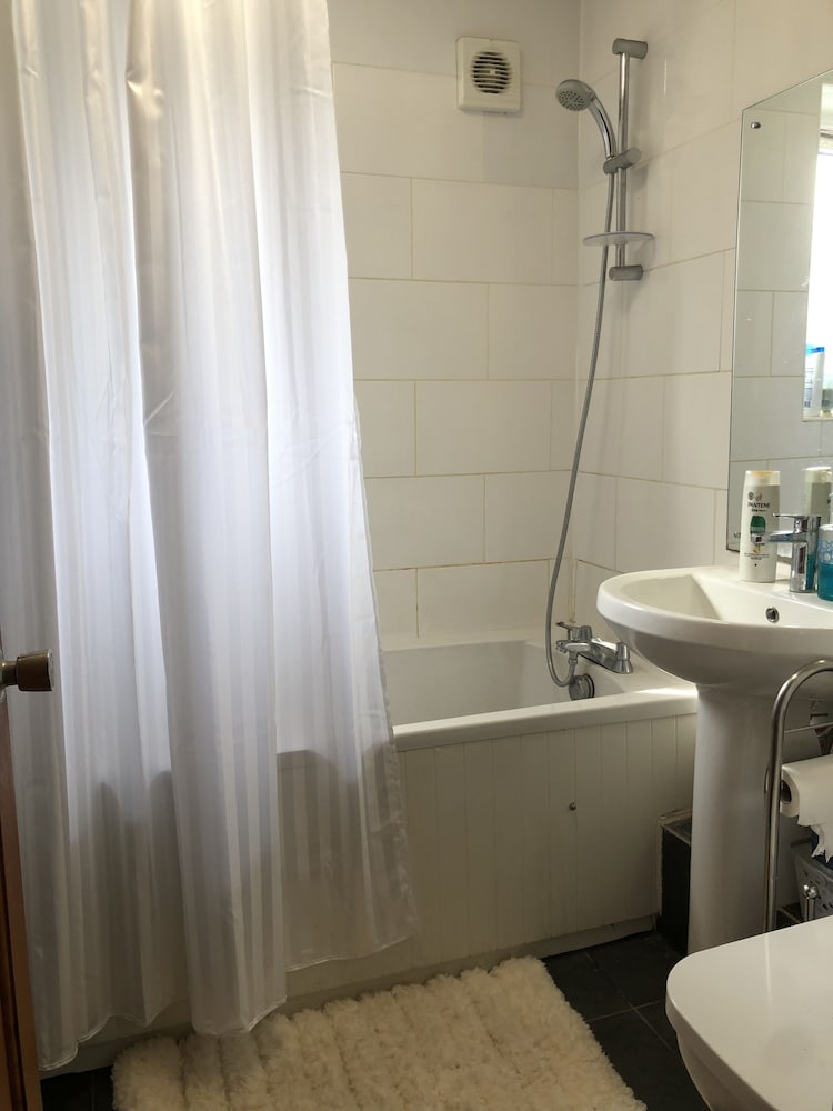 Фото Centrally Located 4 Bedroom House