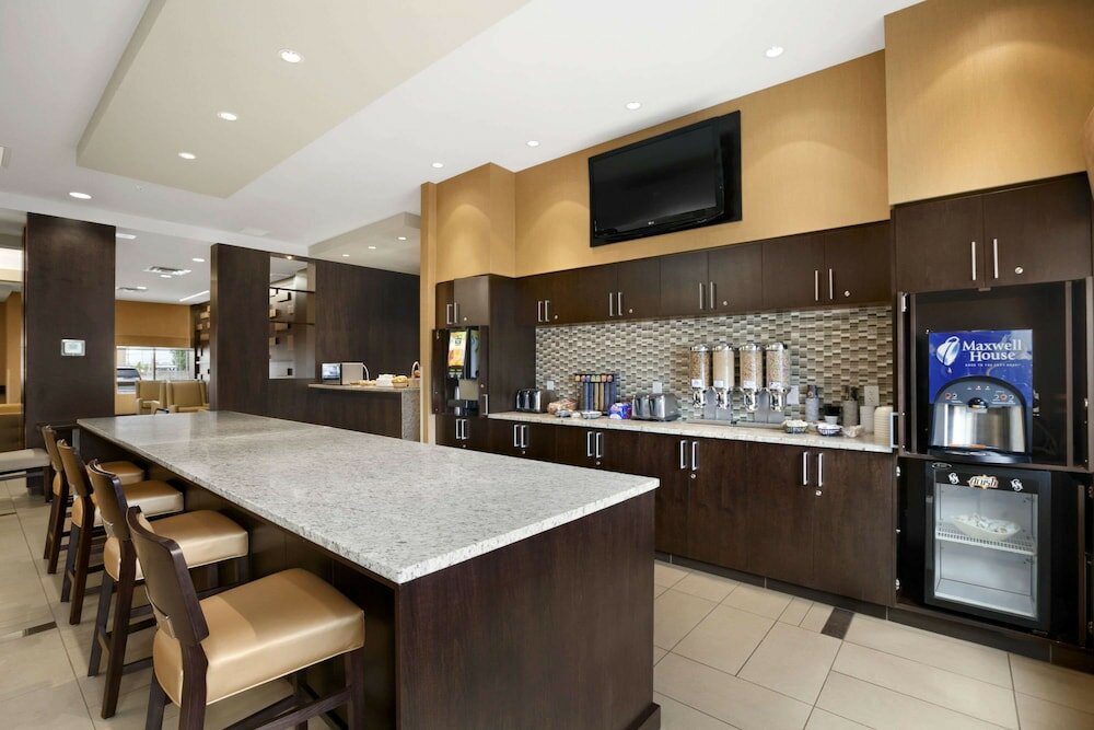 Фото Days Inn & Suites by Wyndham Winnipeg Airport Manitoba