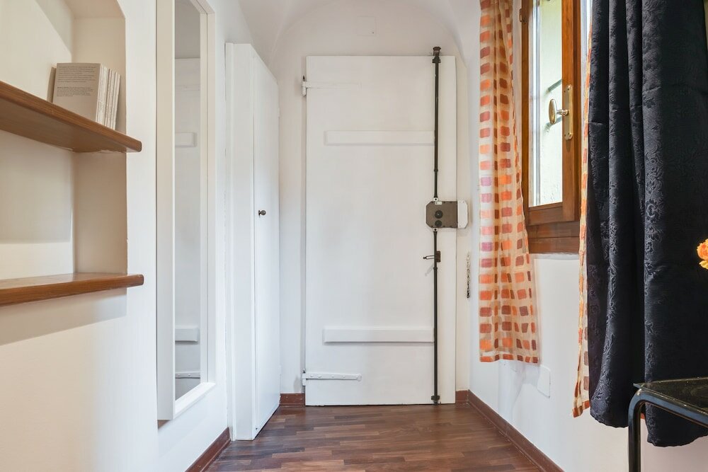 Фото Tra le Due Torri e Piazza Santo Stefano Apartment