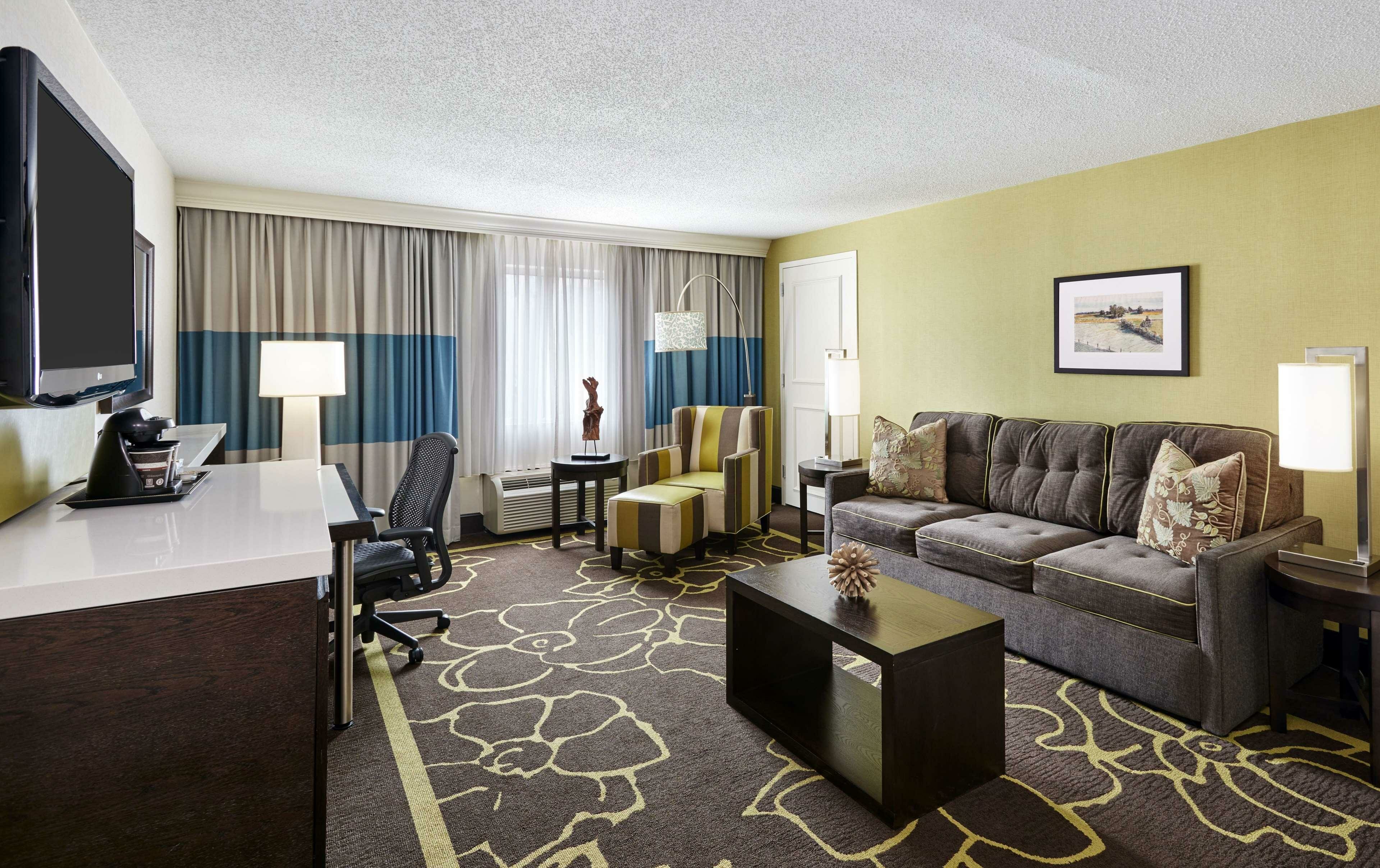 Фото Doubletree by Hilton Charlotte - Gateway Village