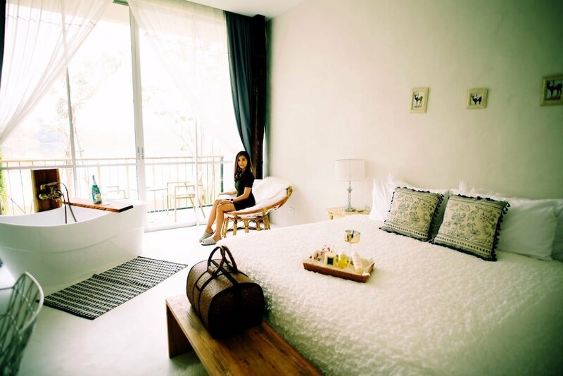 Гостиница White Wall Riverfront Hotel