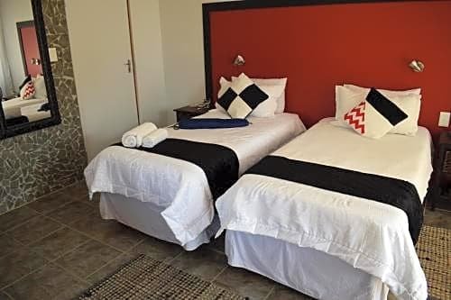 Фото Oppi Hoek Guesthouse