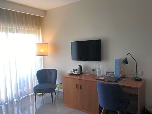 Фото The Duke Boutique Hotel