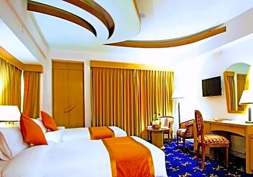 Фото Lake Castle