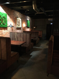 Red pub (ulitsa 70 let Oktyabrya, 16А), restaurant