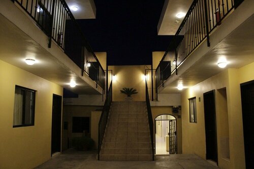 Гостиница Hotel Flores Hills в Монклове
