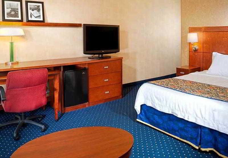 Фото Courtyard by Marriott Detroit Dearborn
