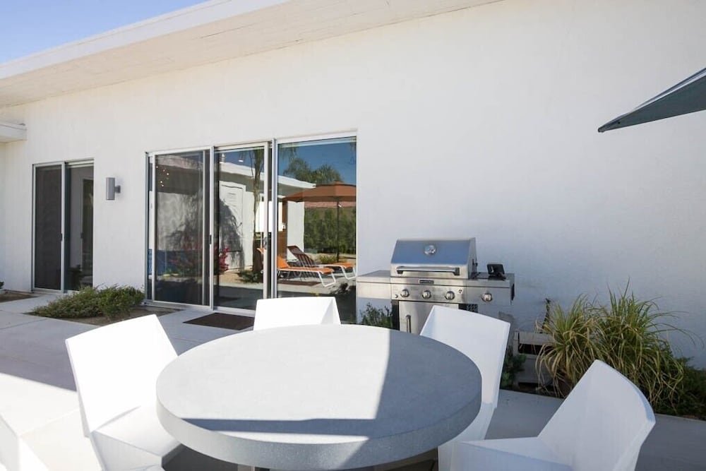 Фото 3br 2ba Modern Beauty With Pool and Hot Tub by RedAwning