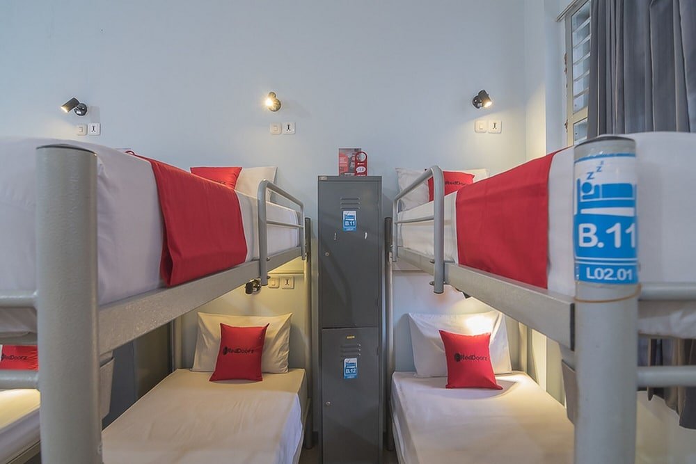 Фото RedDoorz Near Braga Street