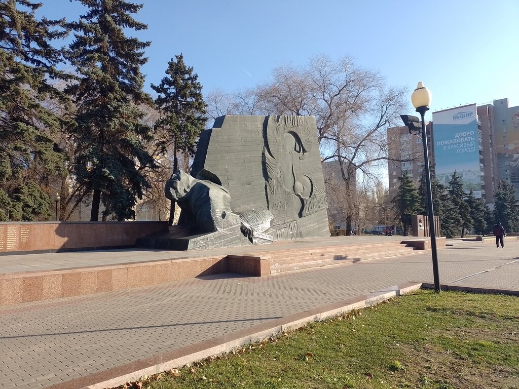 Город Воронеж. Ратный сквер и котенок с улицы Лизюкова - Города и веси России - 