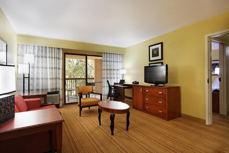 Фото Courtyard by Marriott Tampa North/I-75 Fletcher