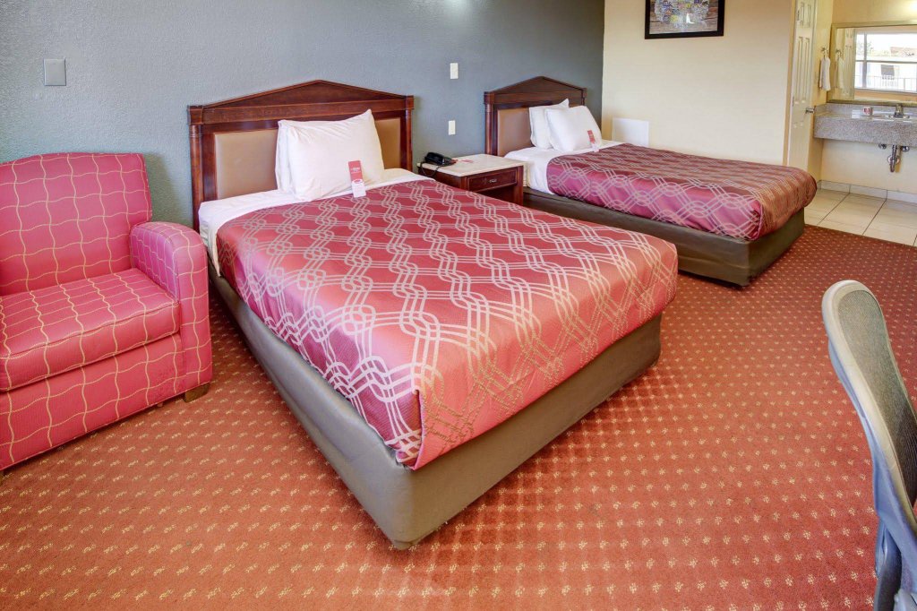 Фото Econo Lodge at Military Circle