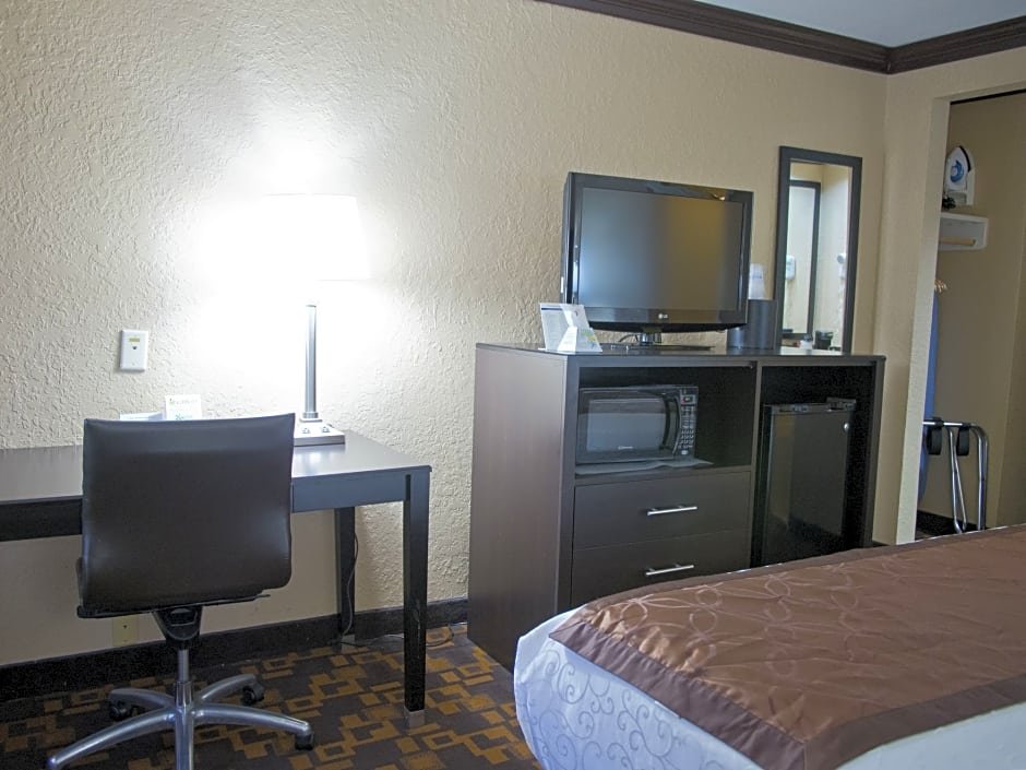 Фото Days Inn & Suites by Wyndham Coralville Iowa City