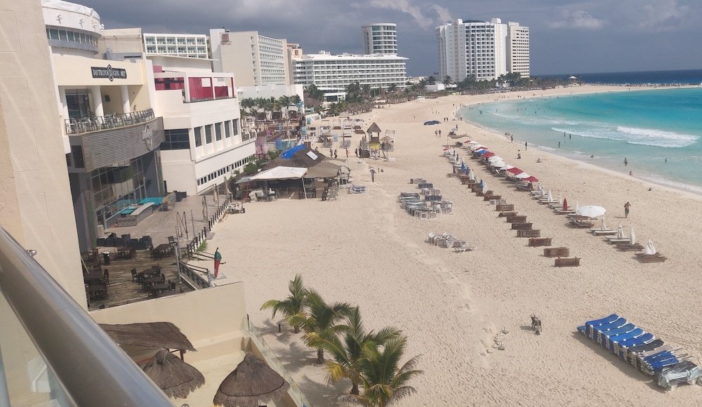 Фото Paradise Beachfront & Nightlife Heart