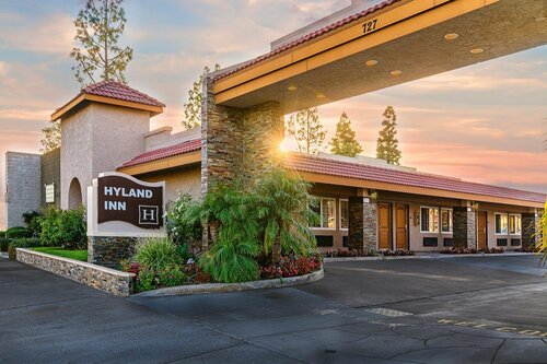 Гостиница Hyland Inn Brea в Бреа