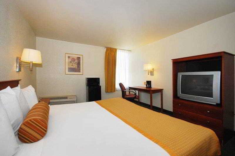 Фото SureStay Hotel by Best Western East Brunswick