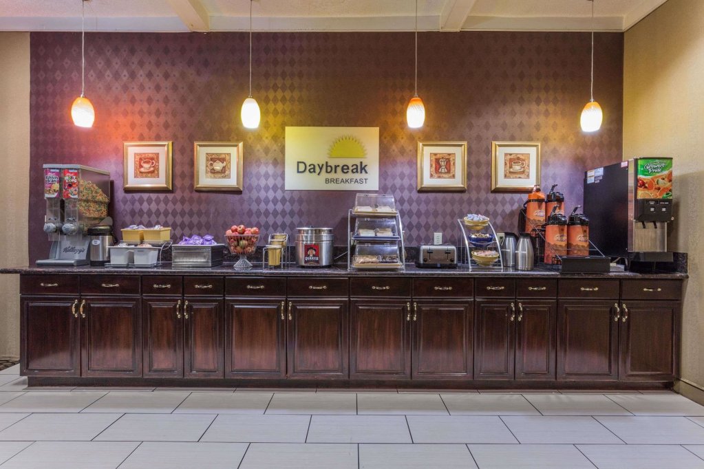 Фото Days Inn by Wyndham Camp Springs/Andrews Afb Dc Area