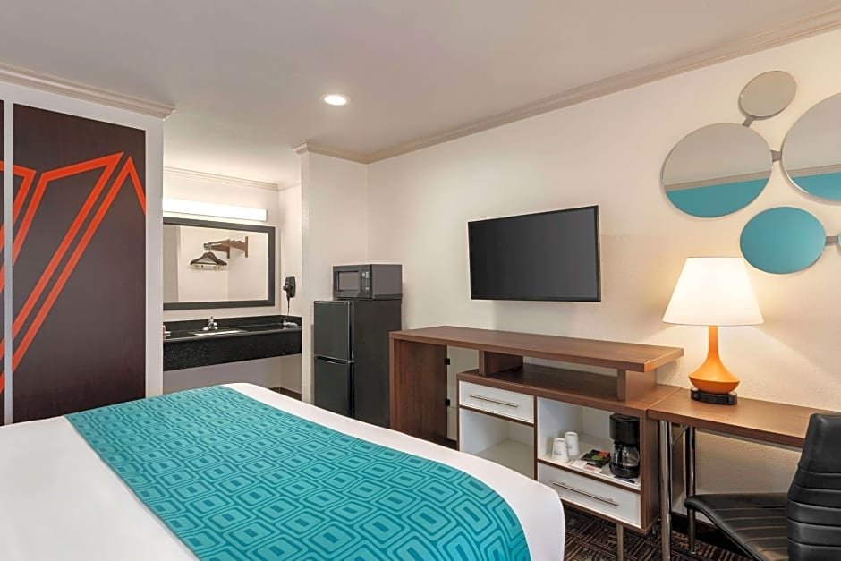 Фото Howard Johnson by Wyndham San Diego State University Area