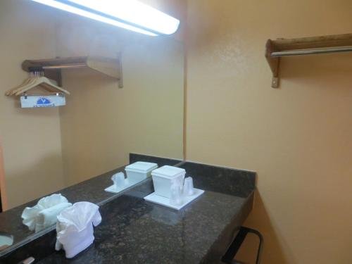 Фото Americas Best Value Inn Austin University