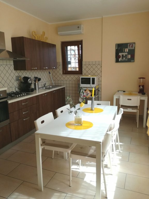 Гостевой дом The Yellow House в Фьюмичино