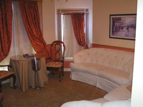 Фото The Anniversary Inn Logan