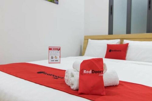 Гостиница RedDoorz Premium near E-Town в Хошимине