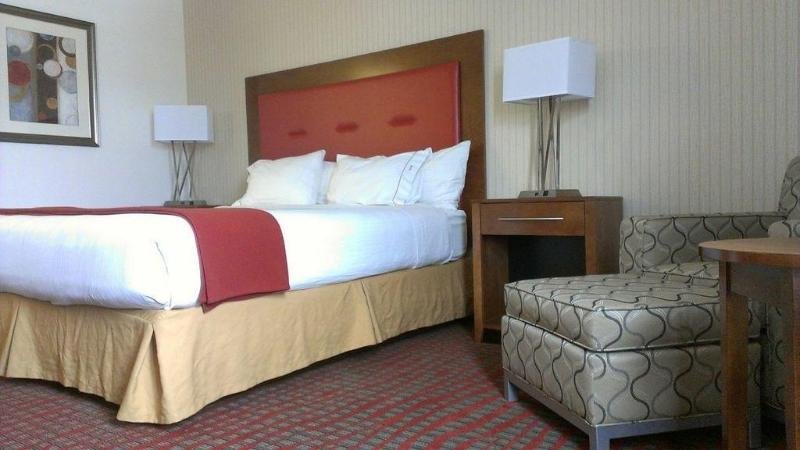 Фото Holiday Inn Express & Suites Milford, an Ihg Hotel