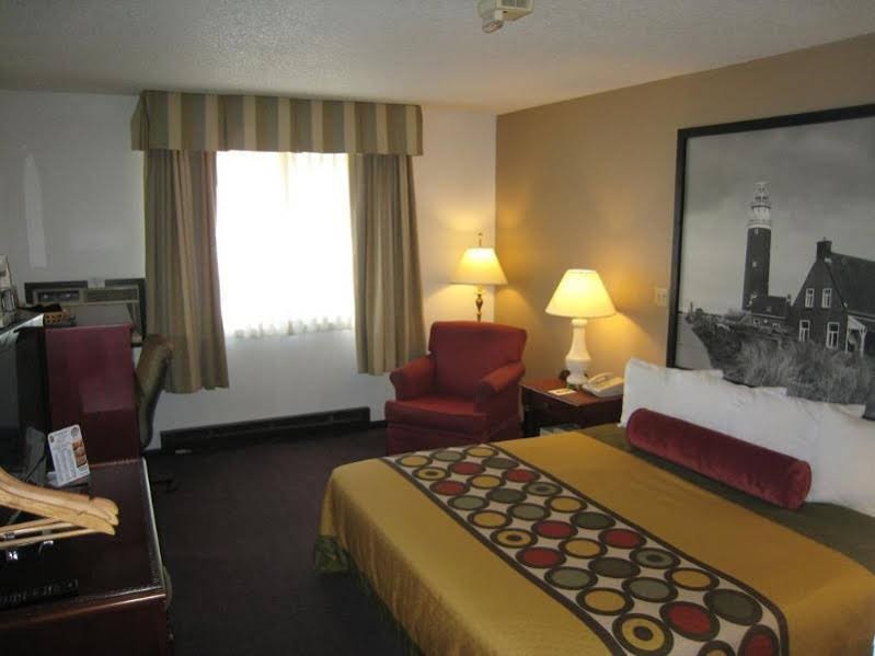 Фото Super 8 by Wyndham Milwaukee Airport