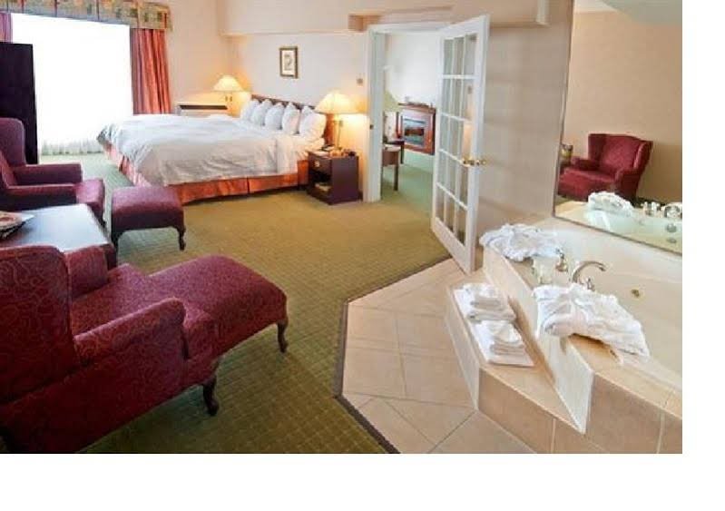 Фото Four Points by Sheraton Toronto Airport East