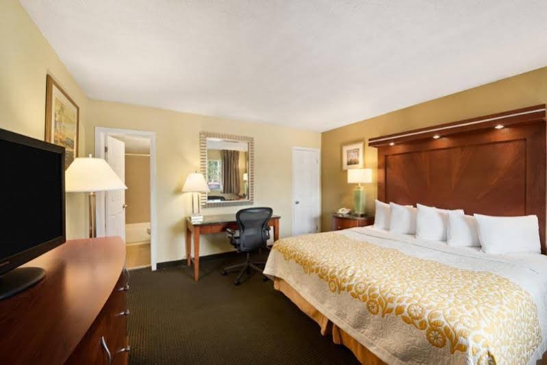 Фото Days Inn by Wyndham Miami Airport North