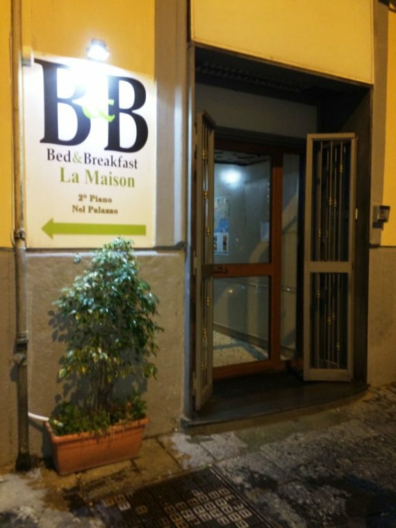 Гостиница Bed & Breakfast La Maison в Неаполе