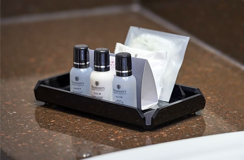 Фото Crowne Plaza London - Ealing