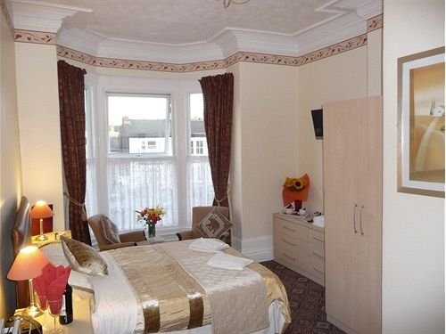 Фото The Warwick Southport