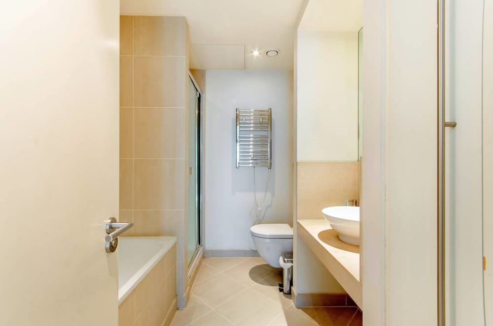 Фото Canary Wharf Waterfront Apartments