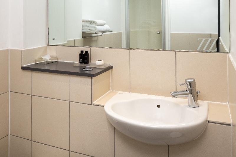 Фото Roomzzz Leeds City West