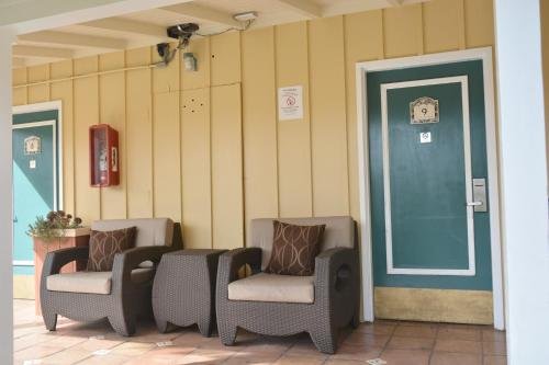 Фото Oasis Inn & Suites