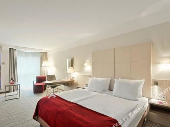 Фото DoubleTree by Hilton Hannover Schweizerhof