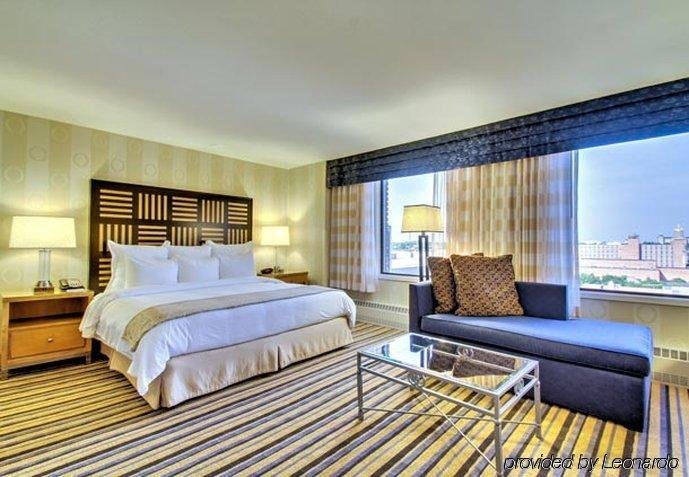 Фото Renaissance Des Moines Savery Hotel